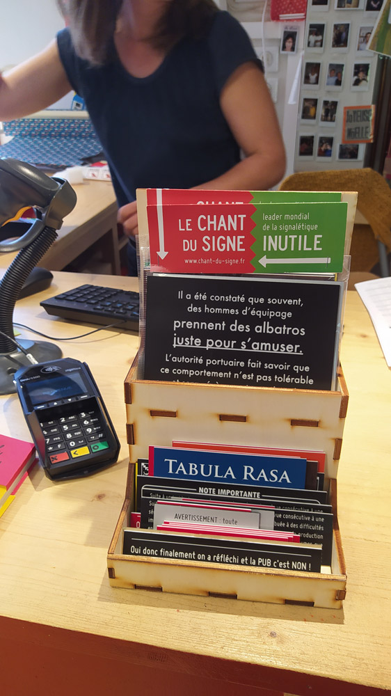 Les panonceaux du Chant du Signe à la librairie l'Angle Rouge de Douarnenez.